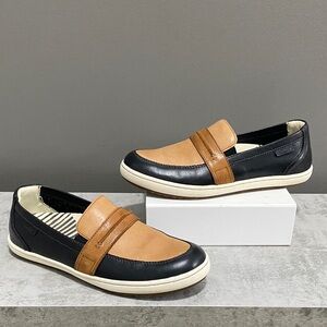 Taos Upward loafer in the black and brown color block leather Size 7